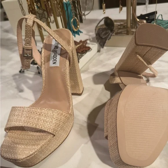 Steve Madden Women's Tan Platform Sandals - Picture 4 of 5